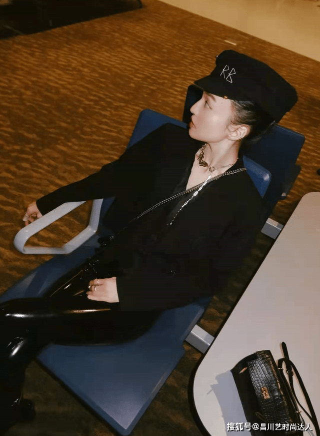 黑色 张韶涵气质真不是盖的,白色西装配黑色短裤简约干练,很有霸气感