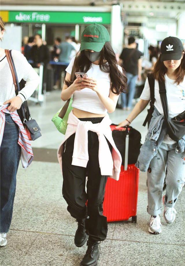 下半身 杨幂也太瘦了,白T恤配工装裤轻松凹出“小蛮腰”,身材好真任性