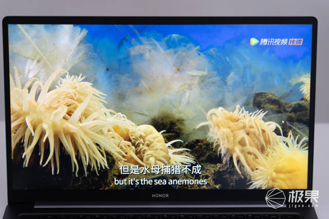 灵感|资深时尚咖的灵感缪斯，快节奏连轴转依旧优雅，秘诀竟是一款全能轻薄本？
