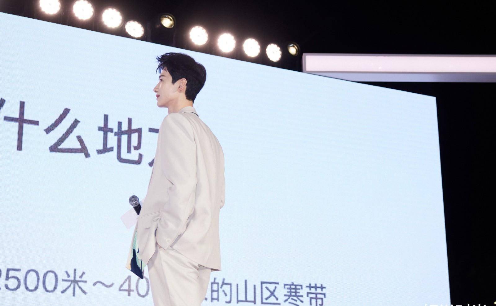 网友 白敬亭：号称柔情王子太瘦了？身穿灰白西服内搭无领衬衫出席活动