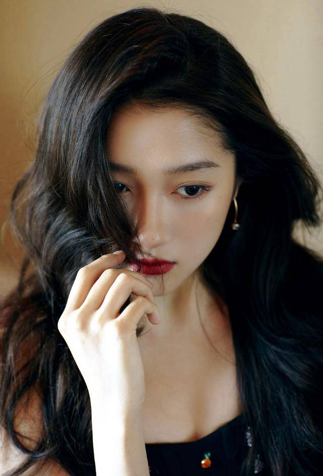 体型 关晓彤努力扮成熟,穿短裙配黑丝秀大长腿,这也太“撩”了