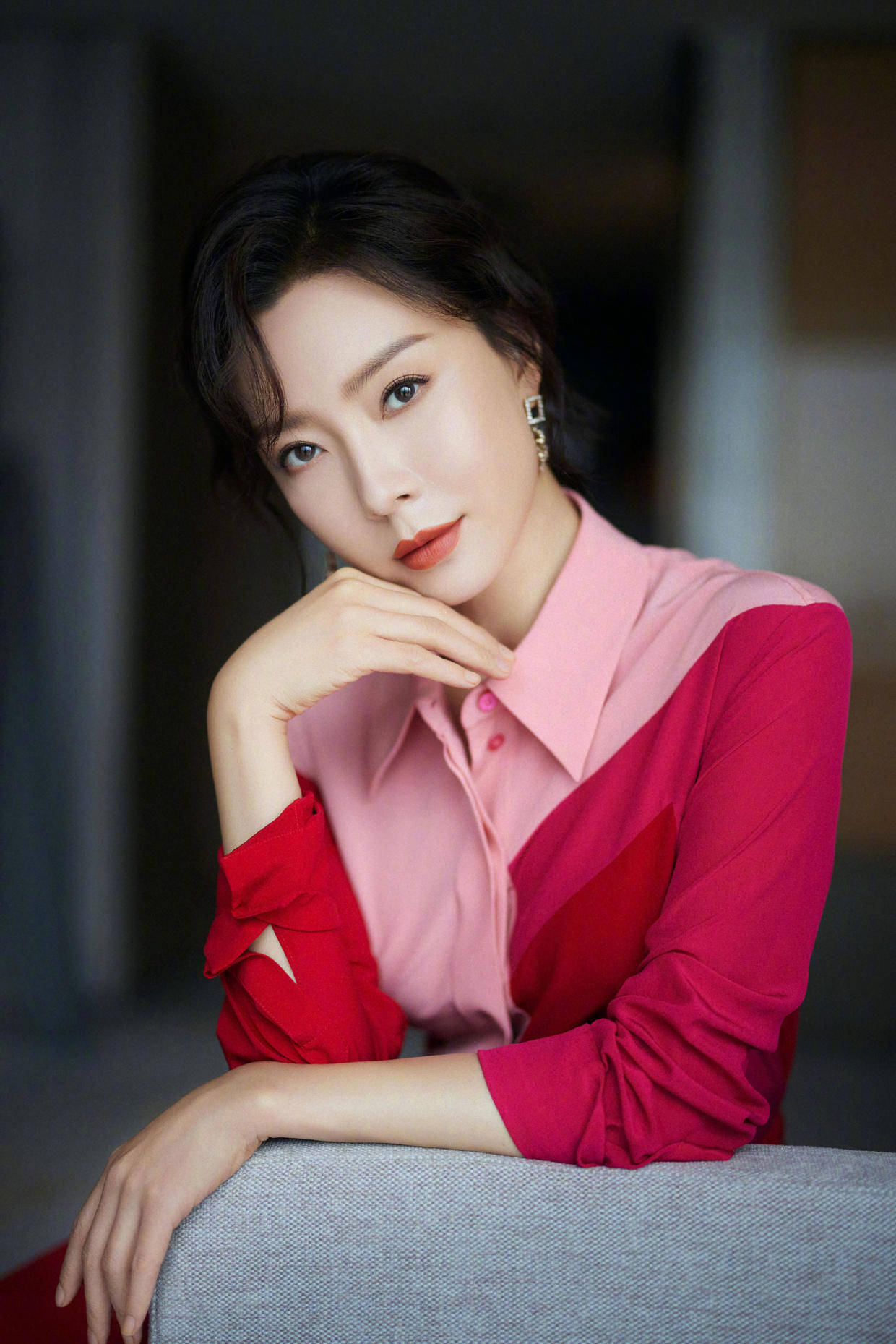 设计 陈数才是“阿姨圈顶流”，穿红粉拼接连衣裙令人大开眼界，超好看
