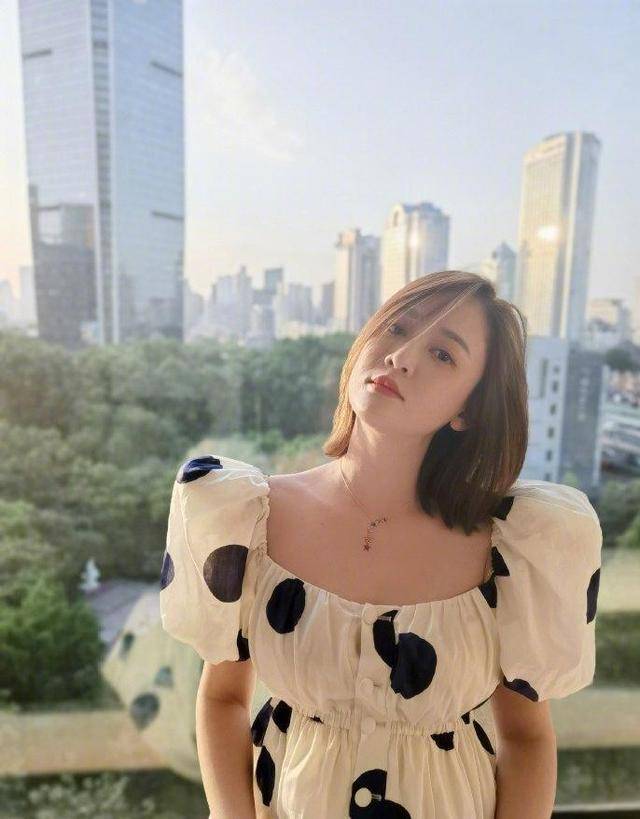 整体 陈乔恩怎么还不显老，穿泡泡袖优雅气质满满，真不像40+