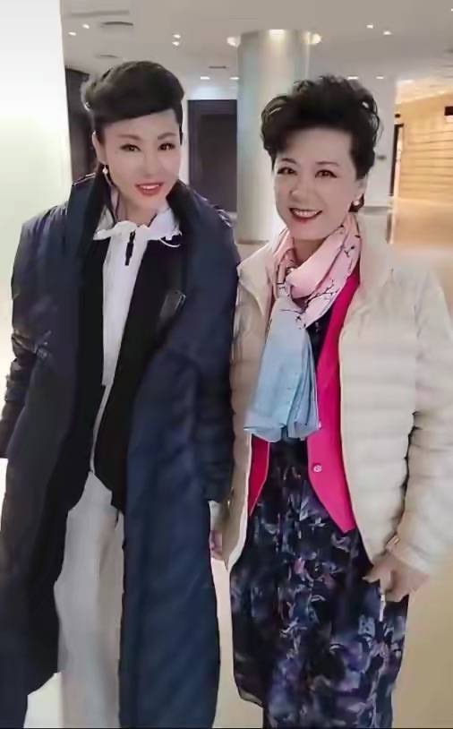丝巾王馥荔穿羽绒服搭丝巾，老年人的打扮但气质好，74岁还这么漂亮！