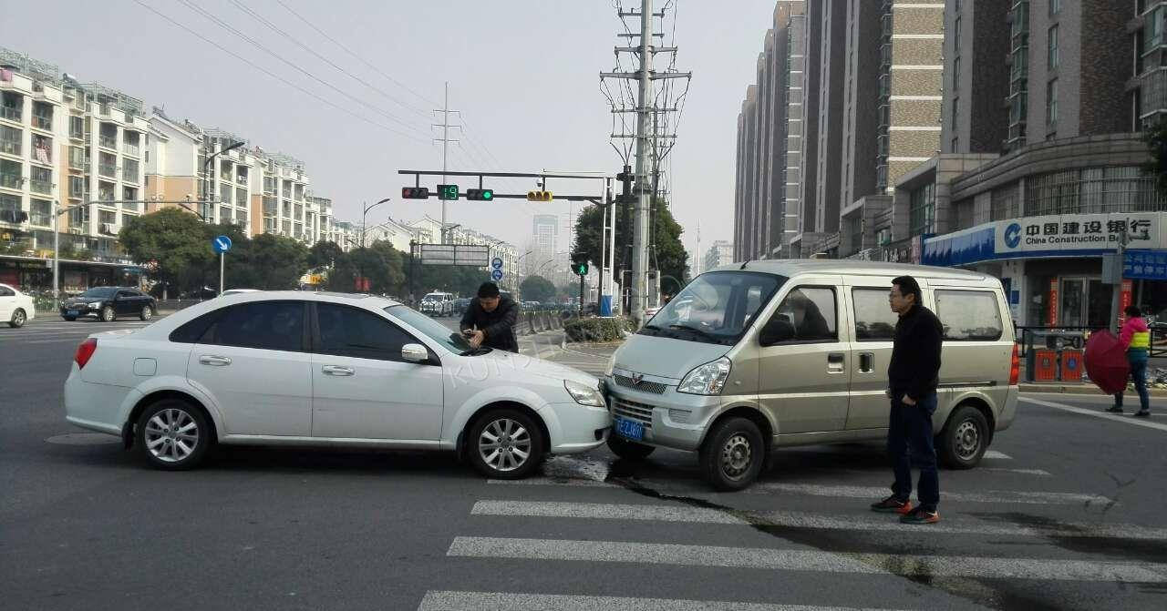 开车直行撞了转弯车,出事故为啥是直行车全责,交警:没冤枉你!