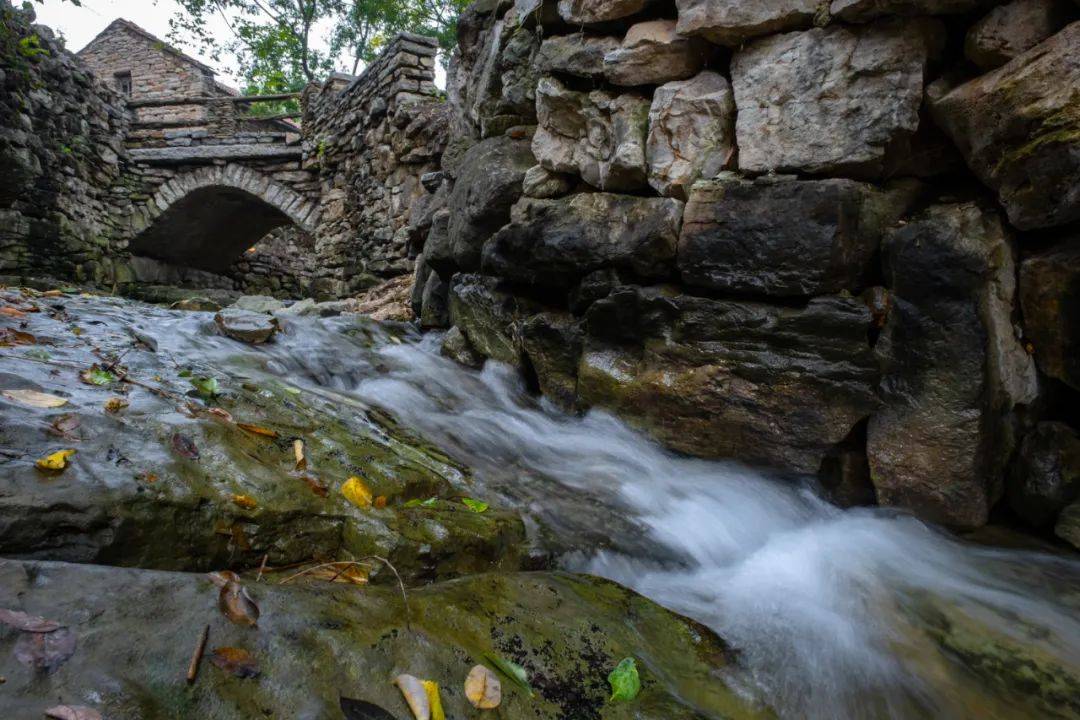 王啸|听石头“说话”，走进济南这个小山村，仿佛坠入画卷般的“烟雨江南”！