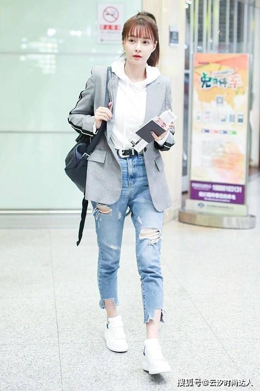 沈梦辰 沈梦辰“户外主持”穿着甜美,印花毛衣搭配贝雷帽,真不像30+