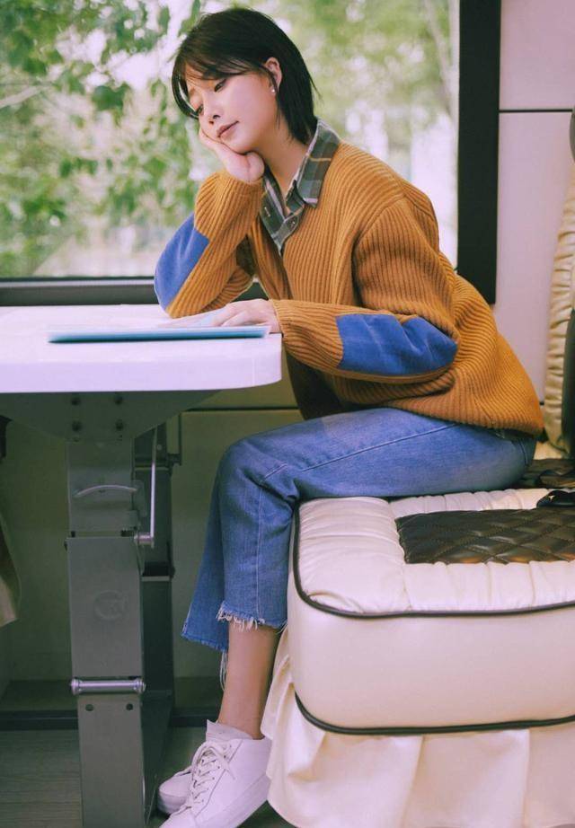 殷桃 殷桃T恤配牛仔裤低调走机场，有颜值就是任性，怎样穿都显好身材