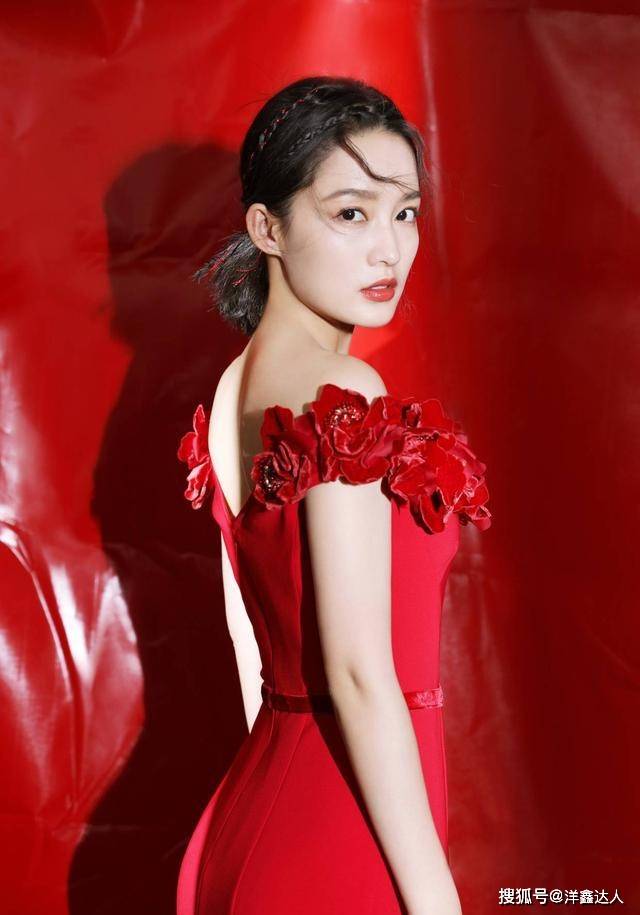裙子 30岁李沁又美又甜！穿红色连衣裙晒红包，搭配编发造型更精致