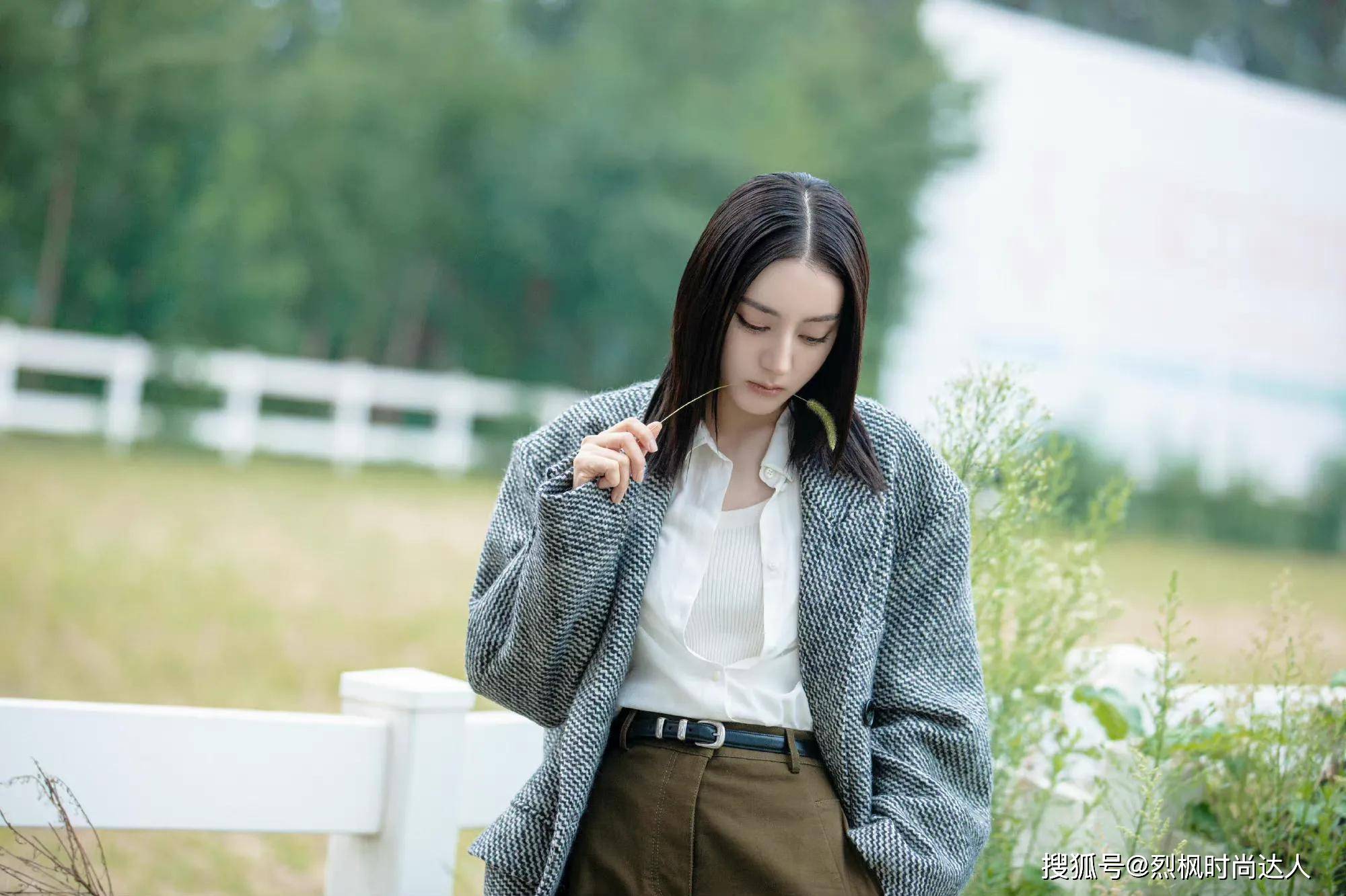 风衣 迪丽热巴秋冬男友感大片，西装、风衣、棒球帽，演绎酷girl时尚