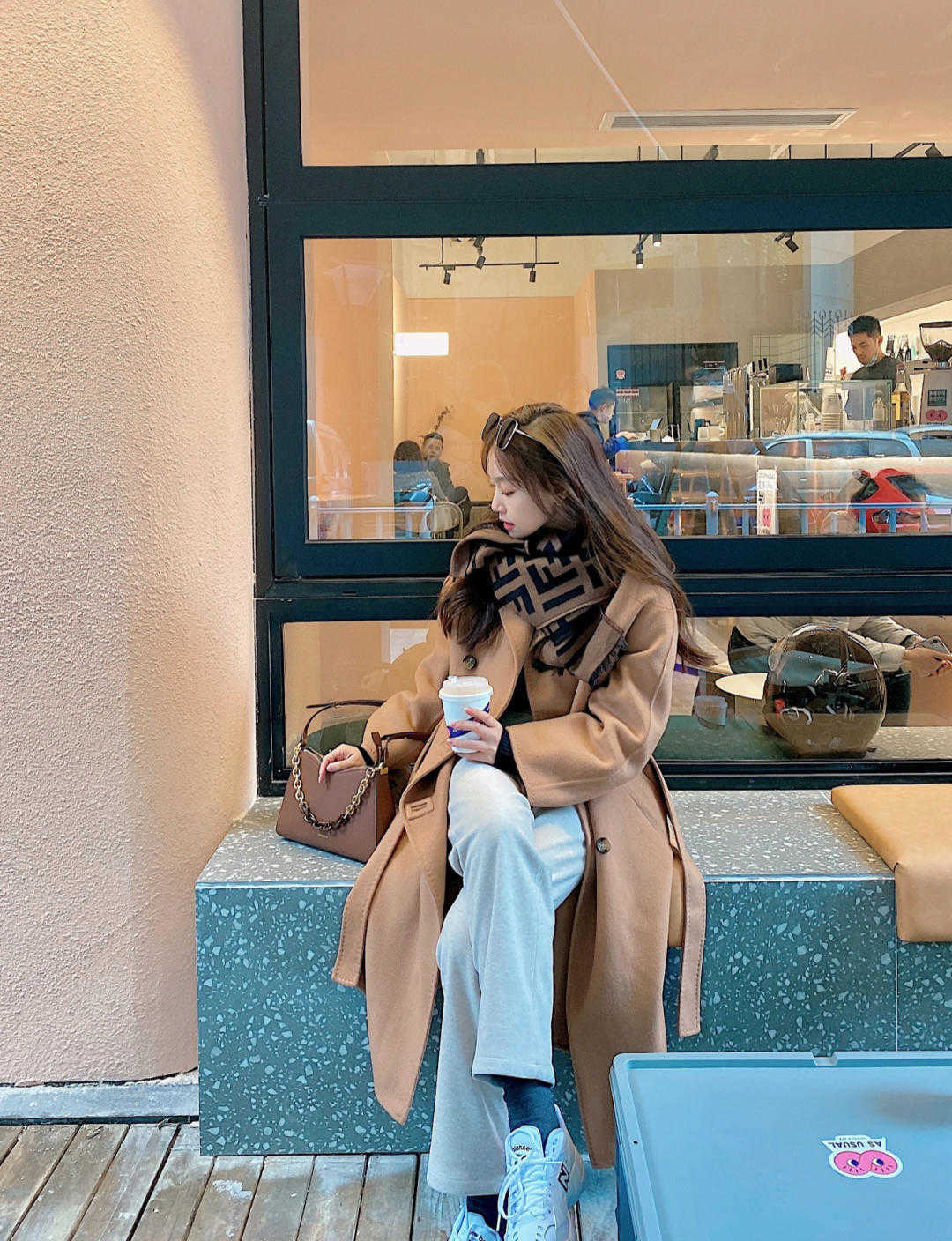 大地 秋冬、比黑白灰更炸街的是什么颜色？当然是大地色大衣，又飒又美