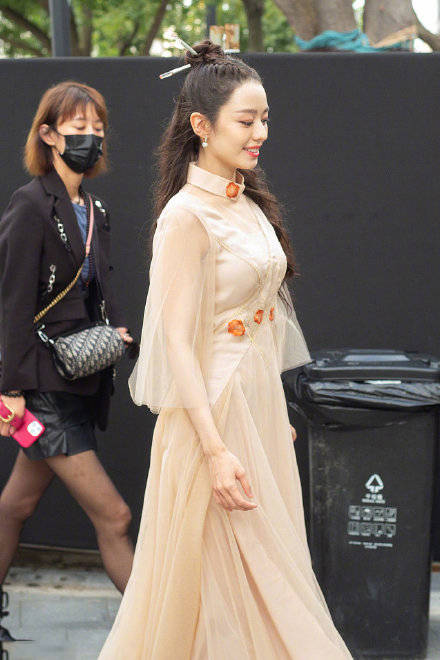 仙女 郎朗老婆吉娜风格大变，仙女裙大秀蚂蚁腰，发髻插“筷子”太抢镜