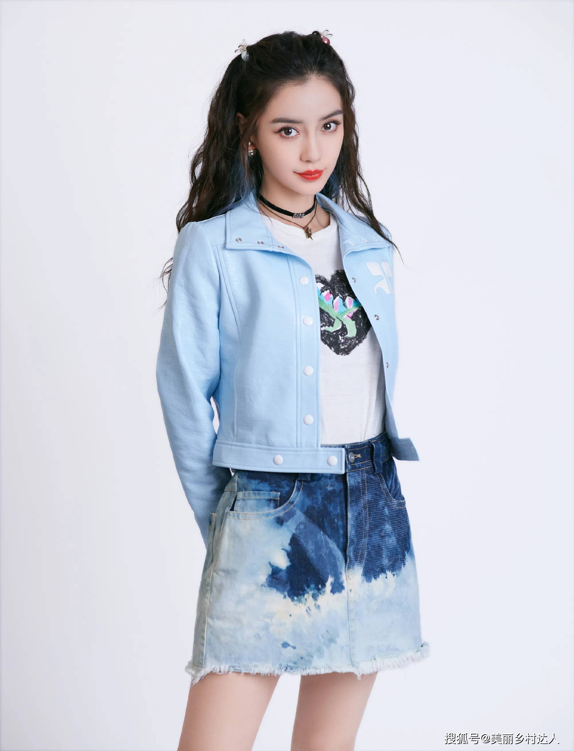 杨颖 张子枫格子夹克搭配网纱裙 变身修长妹妹.短外套又飒又显高