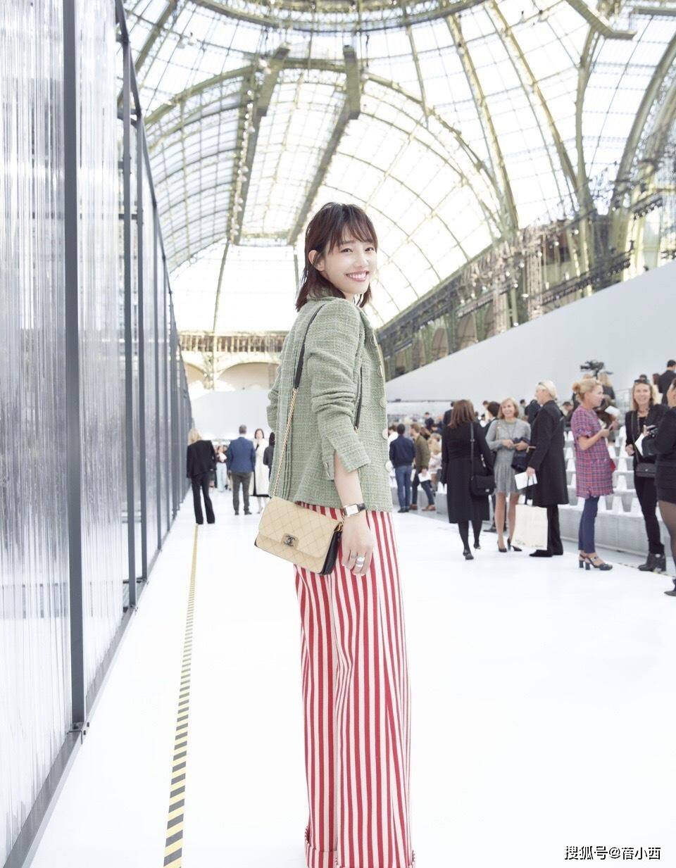 姐妹 白百何又成功穿出了超模既视感,绿色外套配条纹阔腿裤,真高级