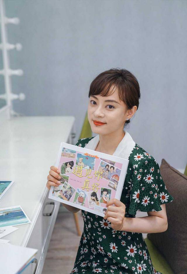 颜色 不容错过“孙俪”的小清新穿搭示范，印花T恤搭配牛仔裙，超好看