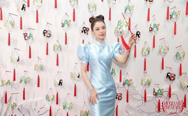 蓝色 吉娜和孟子义年纪差不多，同穿蓝裙之后，一眼就能看出谁生过孩子