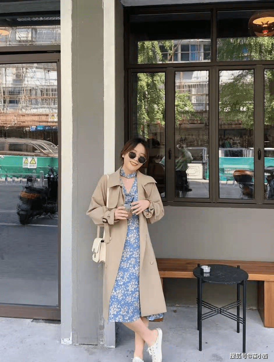 一, 风衣 碎花连衣裙