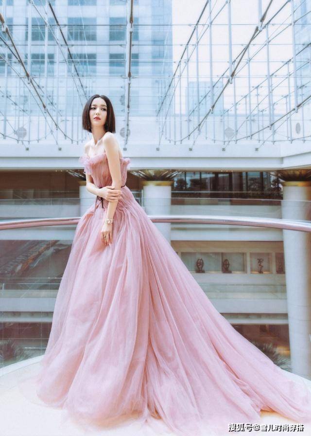 本人佟丽娅穿一袭豆沙粉纱裙亮相,美似仙女下凡,36岁气质依然不一般