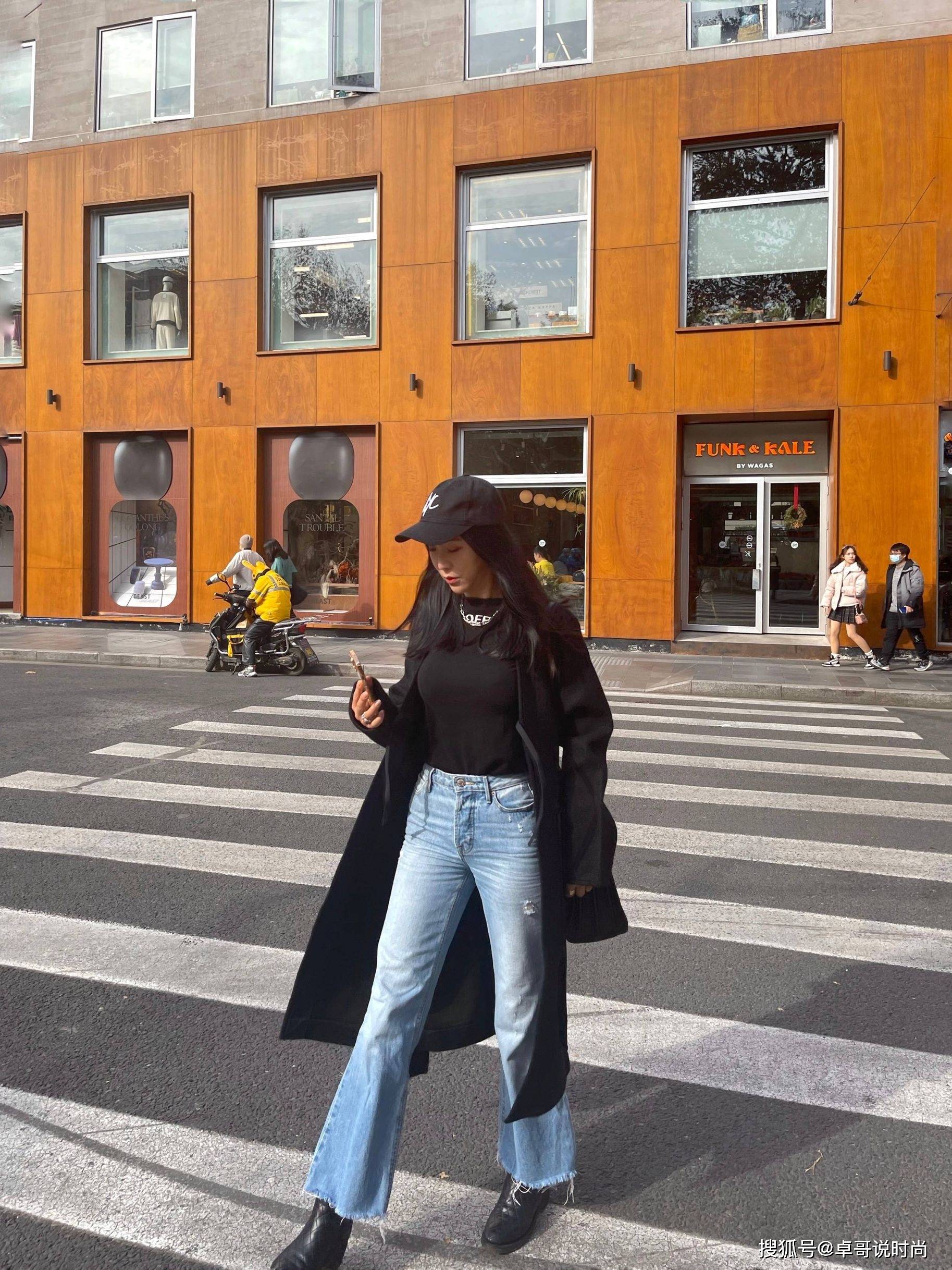 姐妹 不愧是周玲安，简约无奇的抹胸背心，一样穿出有料的身姿