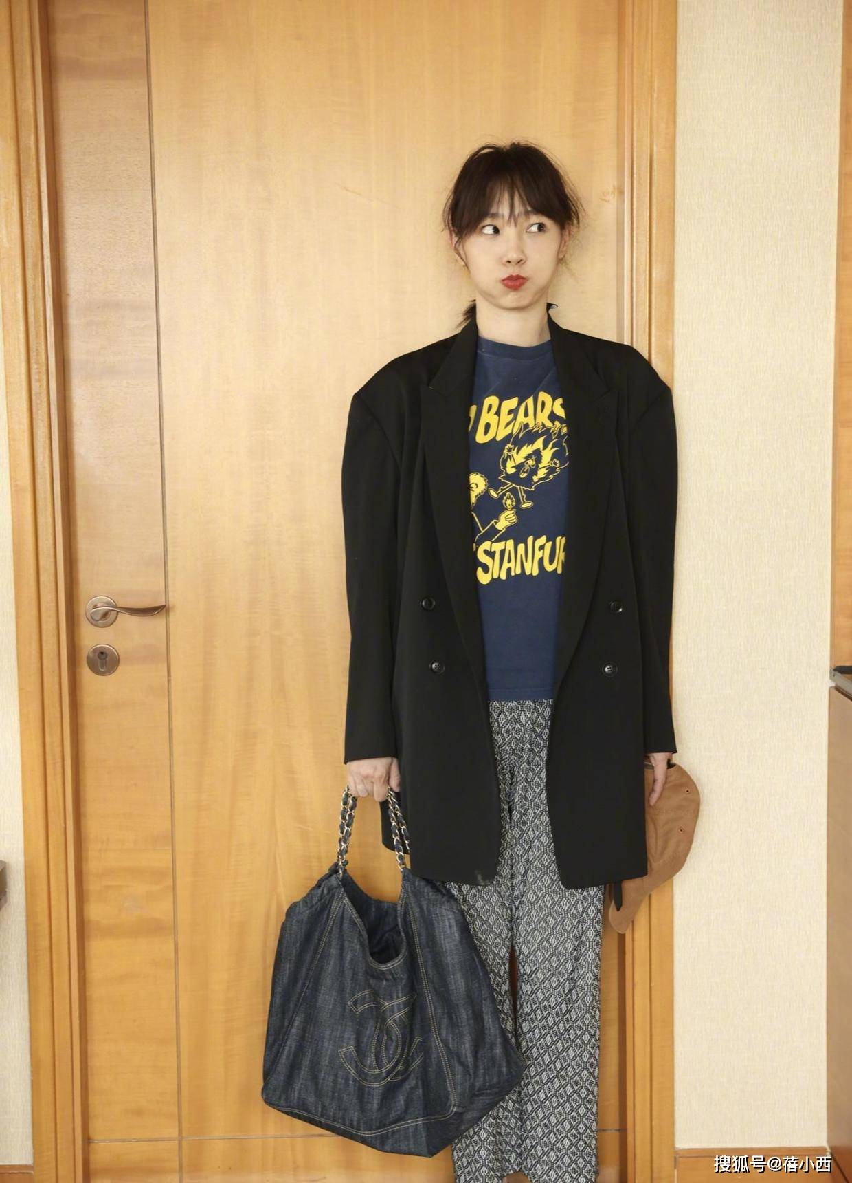 姐妹 白百何又成功穿出了超模既视感,绿色外套配条纹阔腿裤,真高级