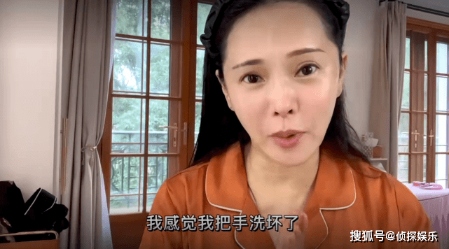 全素颜53岁伊能静分享护肤心得,自信展示全素颜,双颊略显松弛状态依旧