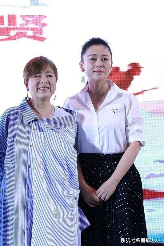 黑色 陈凯歌老婆“淡妆模样”太憔悴，穿得也挺素，但丰腴身材太吸睛