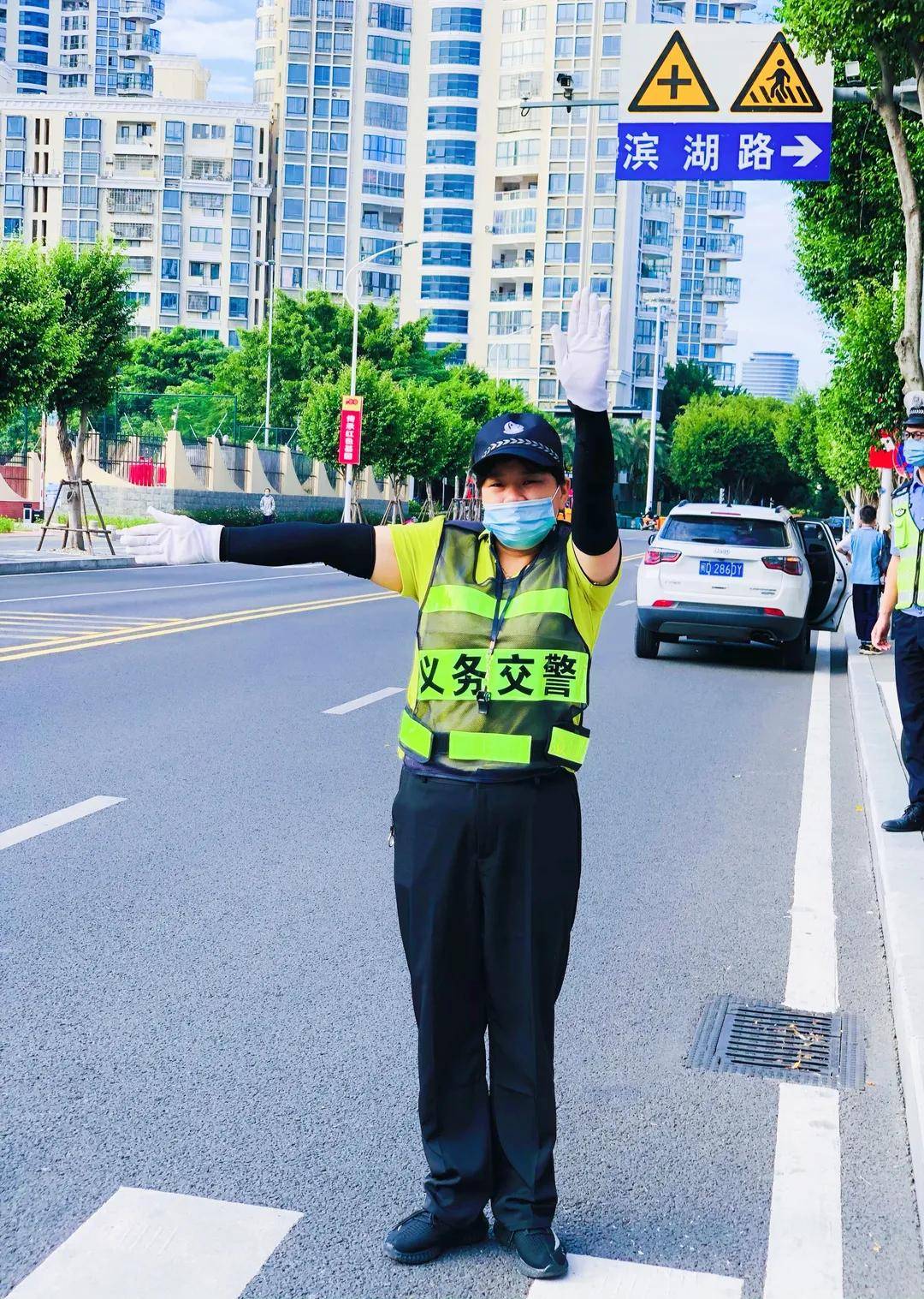 在天心岛小学门口,热情迎接的老师,上学路护送的志愿者,义务交警等