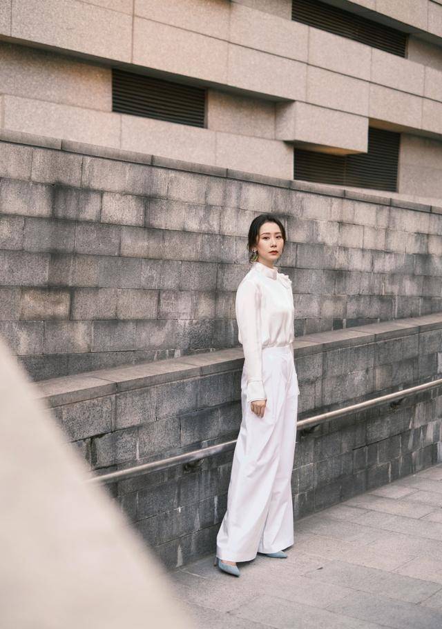 海清 海清走知性风太适合！衬衫连衣裙优雅干练，利落精致的气质太惊艳