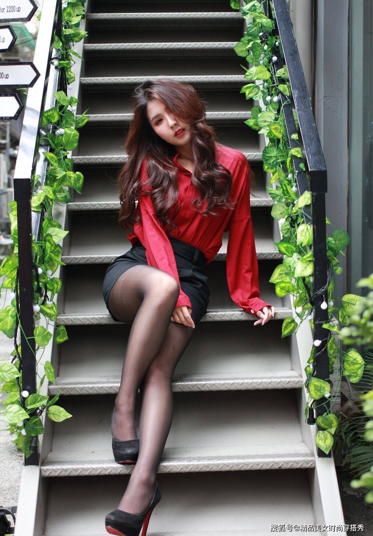 设计 红色衬衫搭配黑色包臀裙，优雅又知性，绽放女性魅力