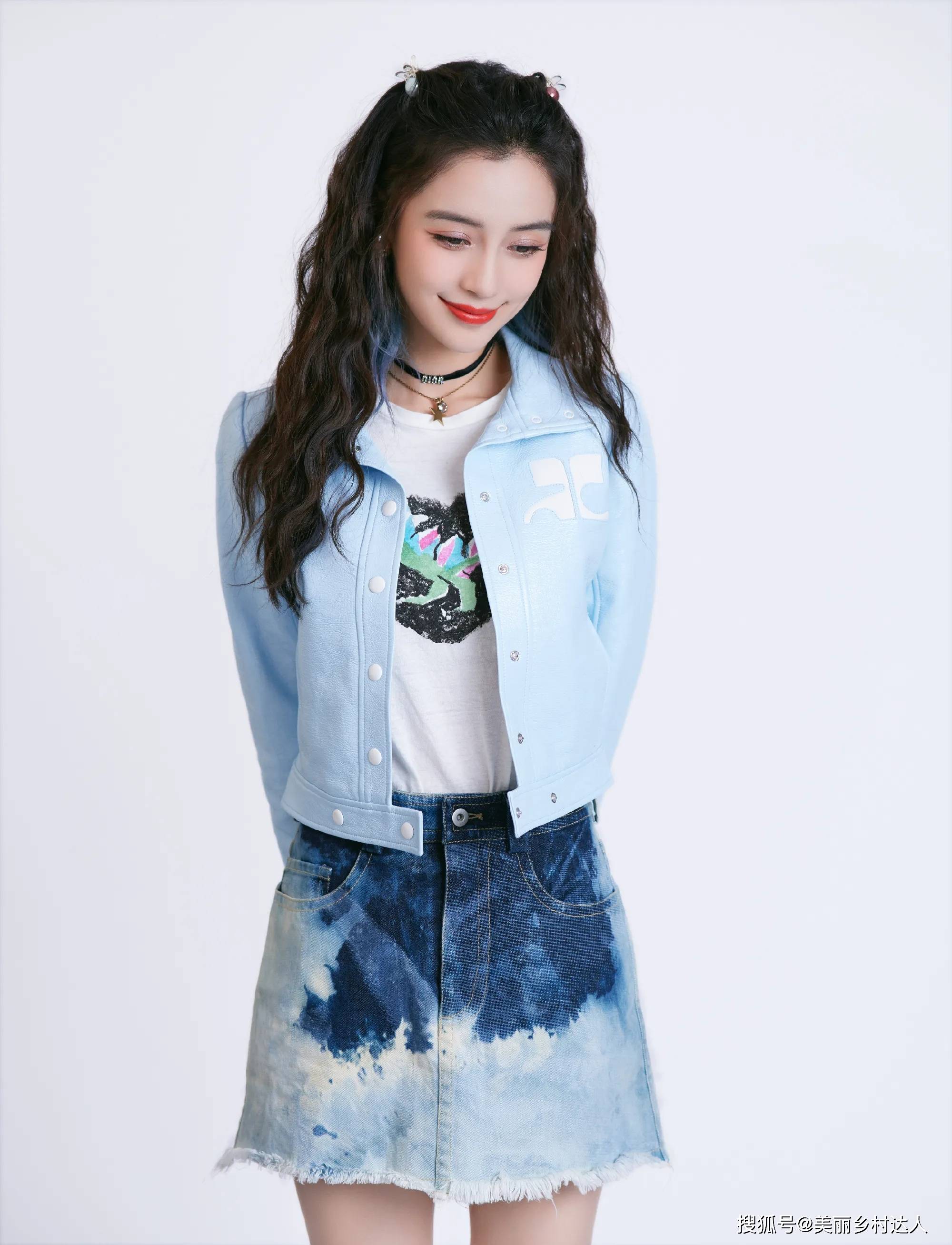 杨颖 张子枫格子夹克搭配网纱裙 变身修长妹妹.短外套又飒又显高