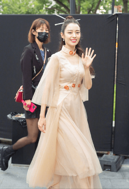 仙女 郎朗老婆吉娜风格大变，仙女裙大秀蚂蚁腰，发髻插“筷子”太抢镜
