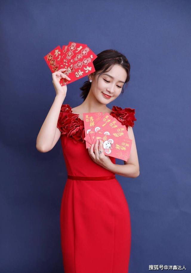 裙子 30岁李沁又美又甜！穿红色连衣裙晒红包，搭配编发造型更精致