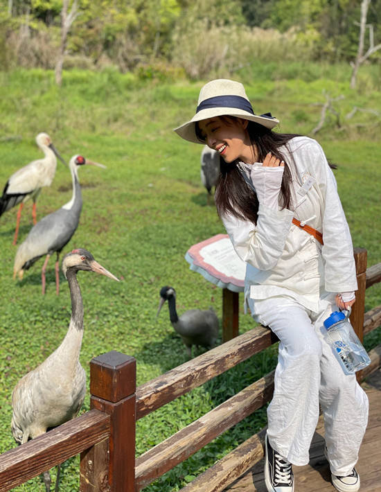 黑色 张静初终于高调，穿卫衣紧身裤在机场秀身材，头戴万圣节女巫帽抢镜