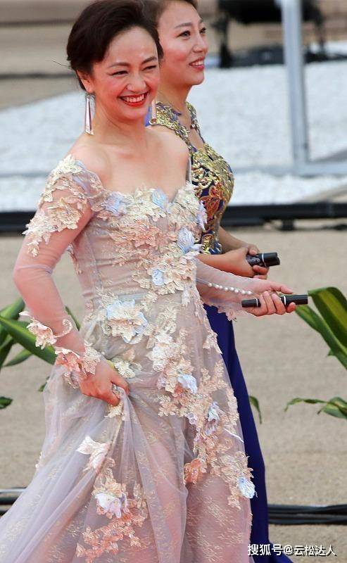 严重 罗海琼穿花仙裙挺仙气，但溜肩严重气质大减，显老