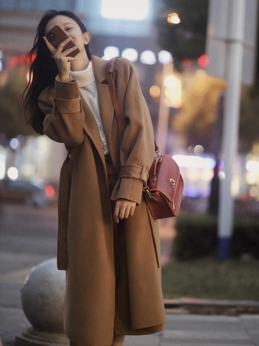 大地 秋冬、比黑白灰更炸街的是什么颜色？当然是大地色大衣，又飒又美