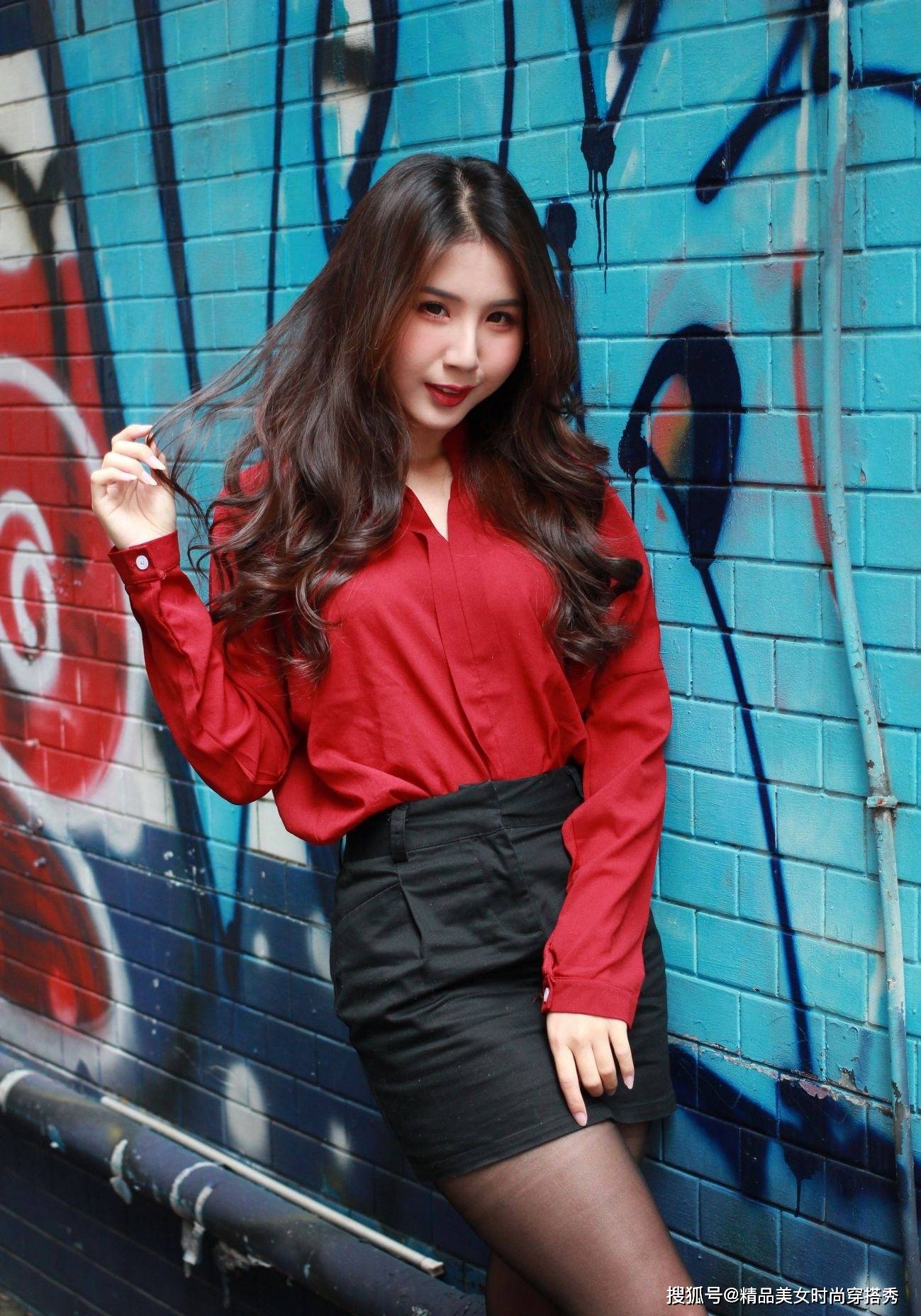 设计 红色衬衫搭配黑色包臀裙，优雅又知性，绽放女性魅力