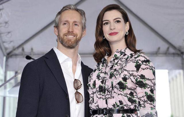 粉色 安妮·海瑟薇气质全开！穿印花衬衫连衣裙出席活动，高级又时髦