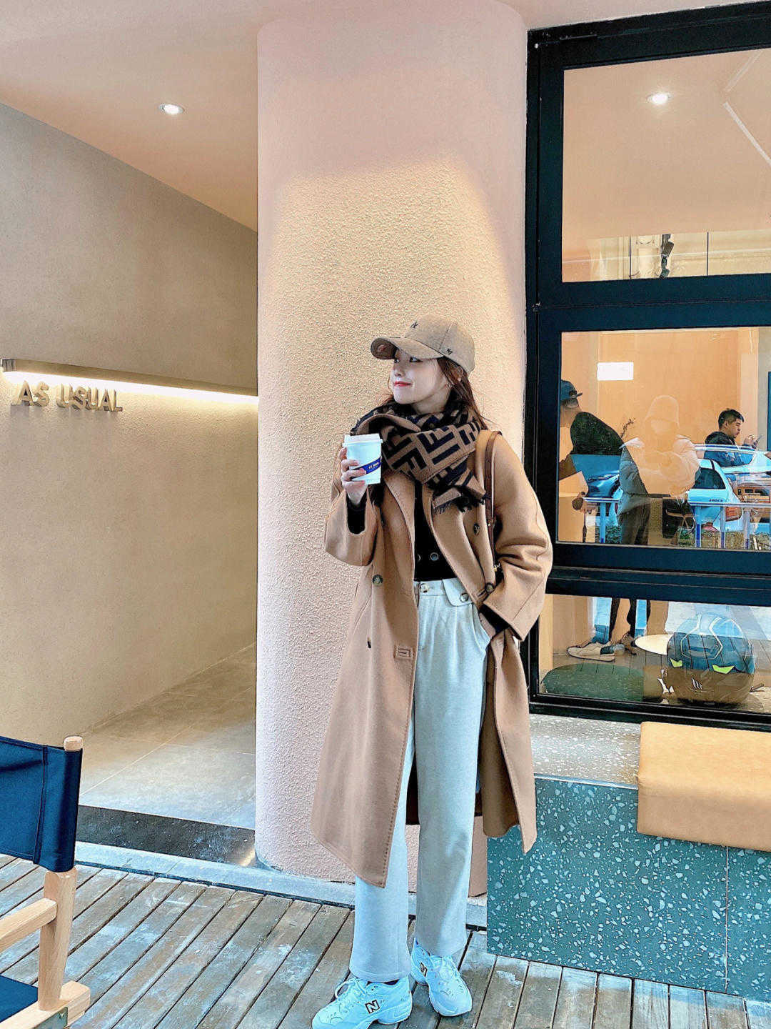 大地 秋冬、比黑白灰更炸街的是什么颜色？当然是大地色大衣，又飒又美