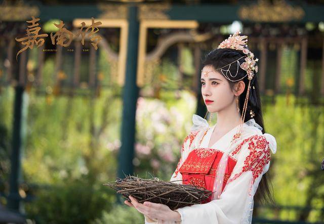 什么鞠婧祎新剧被吐槽，造型雷同头饰夸张，她的妆容是半永久的吗？