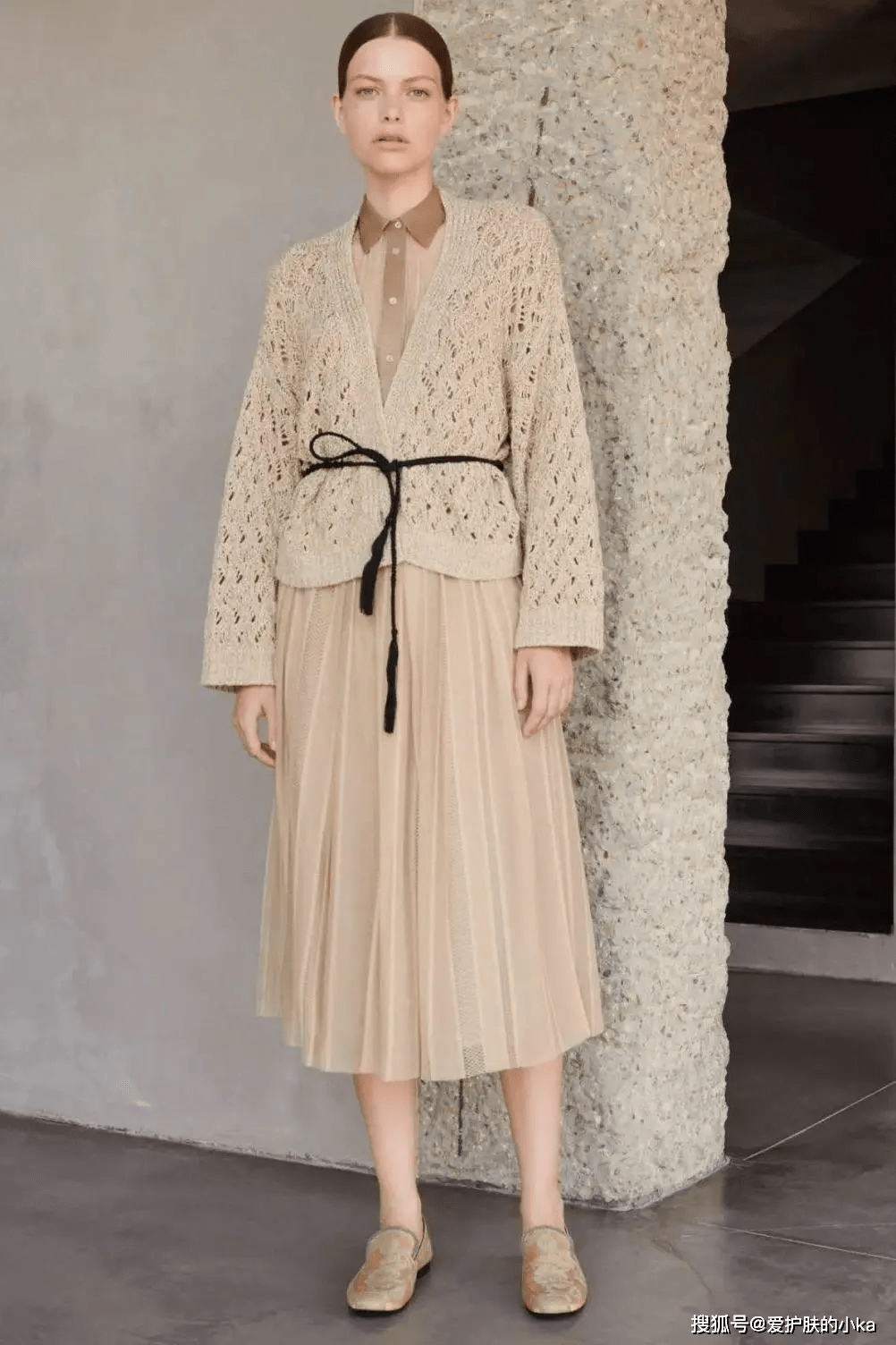 治愈 奶奶衫+碎花裙,奶奶衫+百褶裤=今秋时髦搭配,可气质可温柔