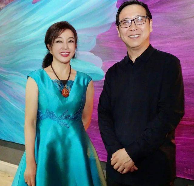 显得 刘晓庆穿银色礼服挺霸气，开叉裙摆露出纤细小腿，笑容光彩照人