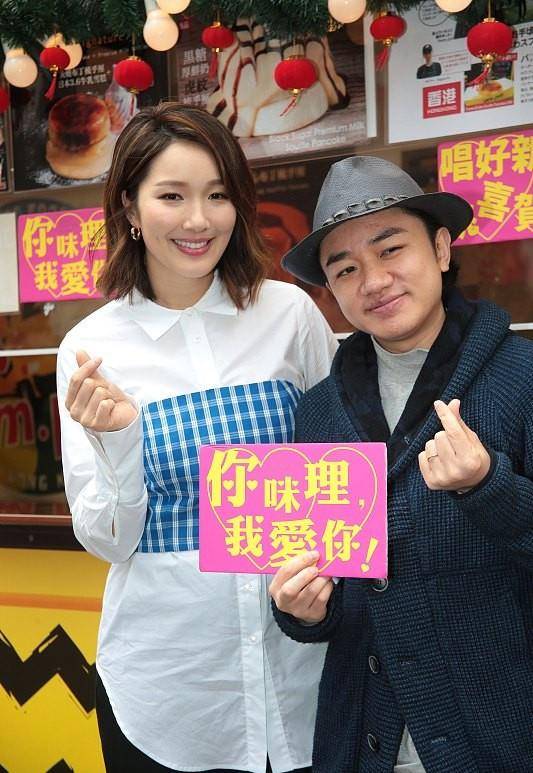 服装 王祖蓝的老婆太懂搭配了,穿白色的服装,清纯得不像生过孩子