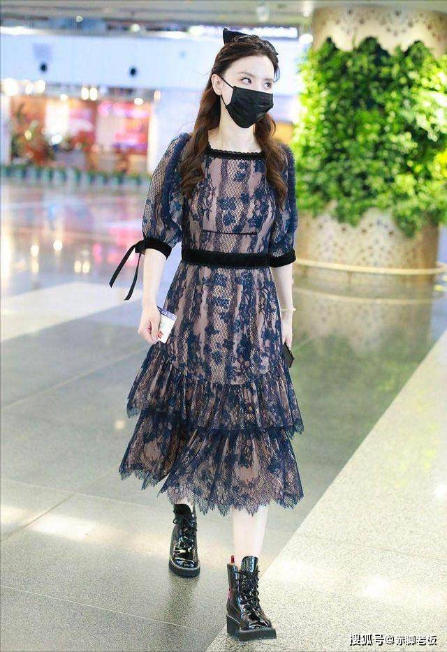 张萌 张萌气质太好了，显老的蕾丝裙，她穿着却像“少女”，很减龄！