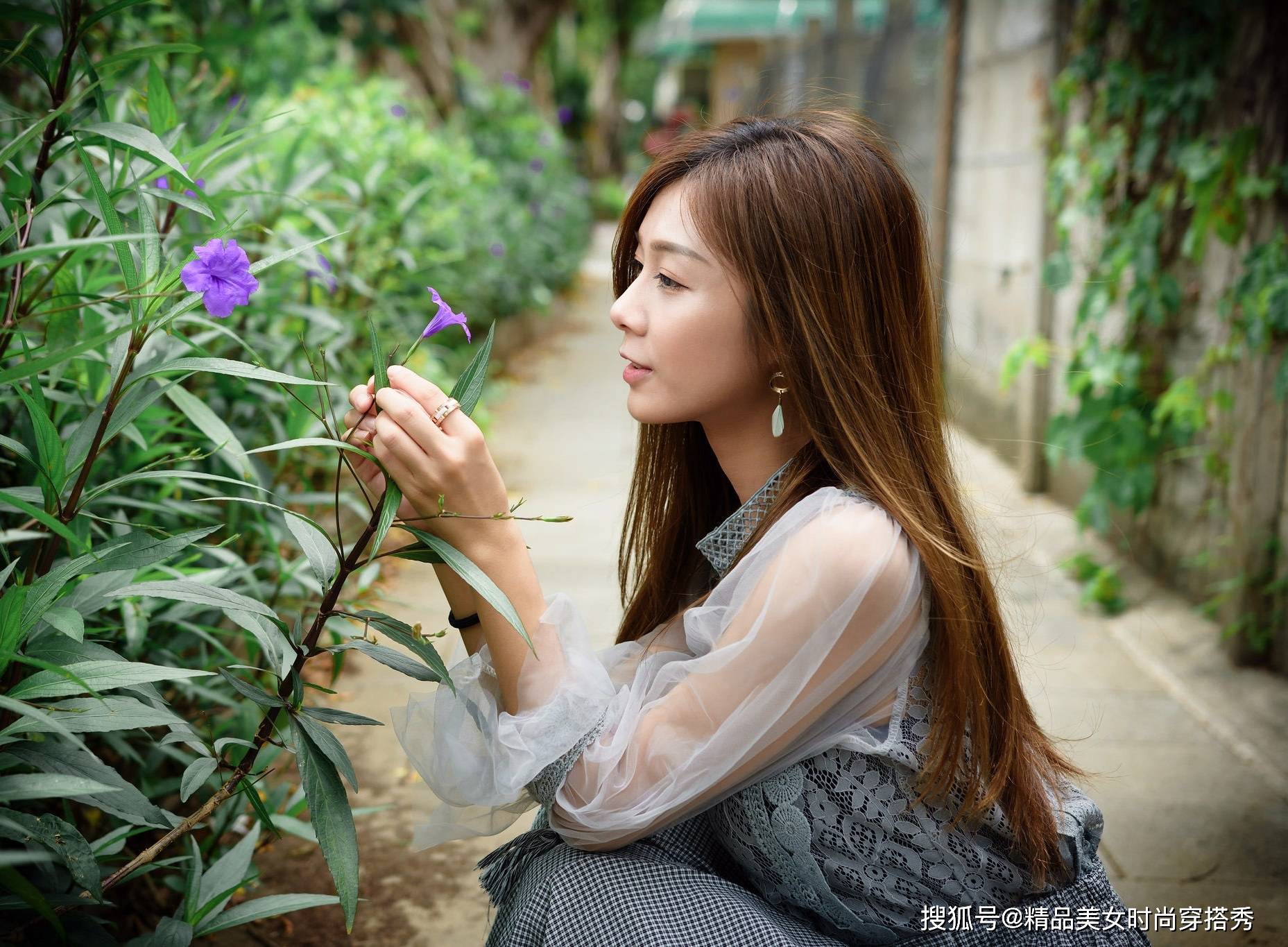 帆布鞋 灰色的蕾丝上衣尽显甜美韩范，网纱拼接灯笼袖时尚减龄有气质