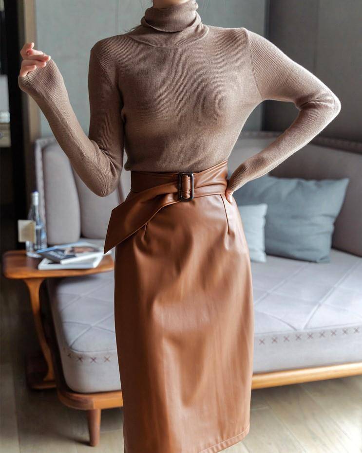 面料 针织打底衫与同色系半身皮裙搭配，可谓相得益彰