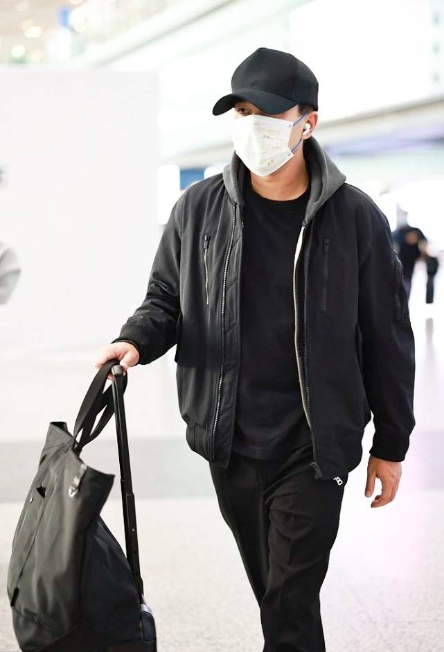 原创刘恺威气质真好穿一身黑还很活力47岁看着也像小鲜肉