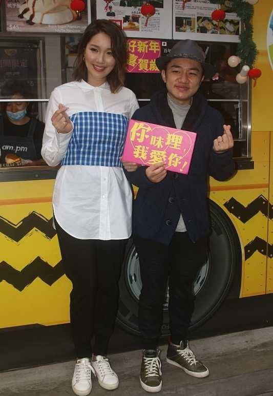 服装 王祖蓝的老婆太懂搭配了,穿白色的服装,清纯得不像生过孩子