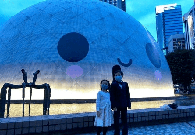 休闲风 真羡慕郭晶晶！霍启刚不摆豪门架子，穿休闲装带女儿为老婆买珠宝