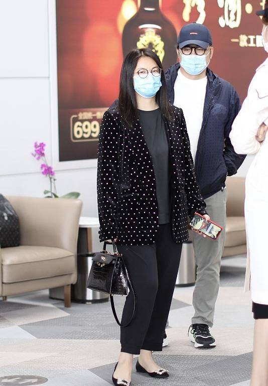 老公 李湘彻底胖成了一米五,穿阔腿裤都能撑满,大腿比老公还壮实