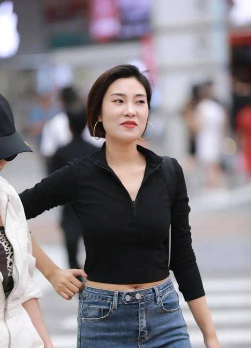 季节 一件毛绒的蓝黑格纹衫，配上灰色的短裤，穿出清新又显腿长的美感